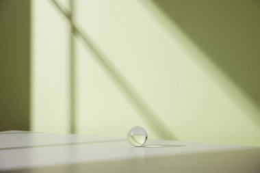 Ilık güneş ışığının pencereden içeri aktığı basit bir iç plan.