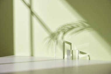 Ilık güneş ışığının pencereden içeri aktığı basit bir iç plan.