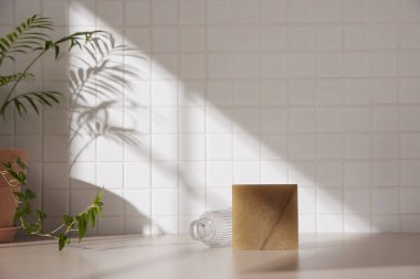 Ilık güneş ışığının pencereden içeri aktığı basit bir iç plan.