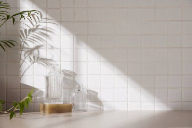 Ilık güneş ışığının pencereden içeri aktığı basit bir iç plan.