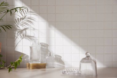 Ilık güneş ışığının pencereden içeri aktığı basit bir iç plan.