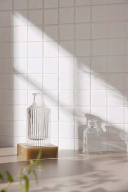 Ilık güneş ışığının pencereden içeri aktığı basit bir iç plan.