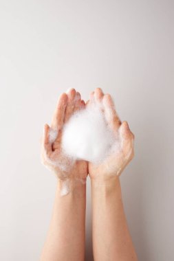 Temizlik amacıyla ellerini sabun ve köpükle yıkama alışkanlığı..