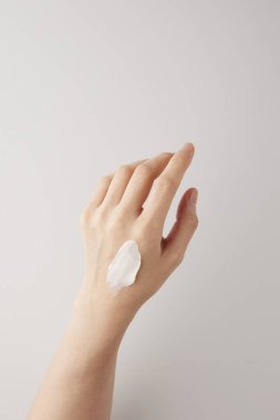 Temizlik amacıyla ellerini sabun ve köpükle yıkama alışkanlığı..