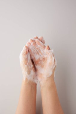 Temizlik amacıyla ellerini sabun ve köpükle yıkama alışkanlığı..