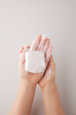 Temizlik amacıyla ellerini sabun ve köpükle yıkama alışkanlığı..