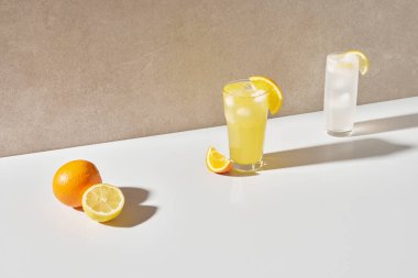 Renkli arkaplan. Ferahlatıcı ve taze portakal, limon ve vitamin dolu diğer meyveler.