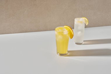 Renkli arkaplan. Ferahlatıcı ve taze portakal, limon ve vitamin dolu diğer meyveler.