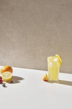 Renkli arkaplan. Ferahlatıcı ve taze portakal, limon ve vitamin dolu diğer meyveler.