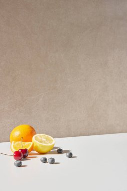 Renkli arkaplan. Ferahlatıcı ve taze portakal, limon ve vitamin dolu diğer meyveler.