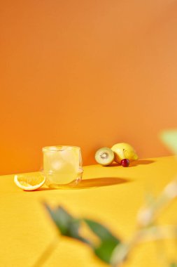 Renkli arkaplan. Ferahlatıcı ve taze portakal, limon ve vitamin dolu diğer meyveler.