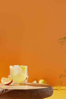 Renkli arkaplan. Ferahlatıcı ve taze portakal, limon ve vitamin dolu diğer meyveler.