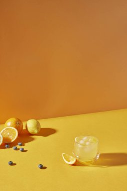 Renkli arkaplan. Ferahlatıcı ve taze portakal, limon ve vitamin dolu diğer meyveler.