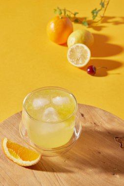 Renkli arkaplan. Ferahlatıcı ve taze portakal, limon ve vitamin dolu diğer meyveler.