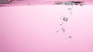 Düşen sudan kaynaklanan farklı hava kabarcıkları. Renkli bir arka plan..