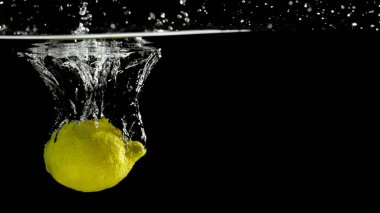 Suya düşen taze meyve. Diyet için etkili meyve veren organik meyve..