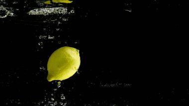 Suya düşen taze meyve. Diyet için etkili meyve veren organik meyve..