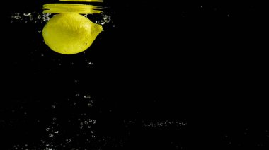 Suya düşen taze meyve. Diyet için etkili meyve veren organik meyve..