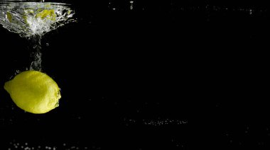 Suya düşen taze meyve. Diyet için etkili meyve veren organik meyve..