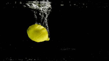 Suya düşen taze meyve. Diyet için etkili meyve veren organik meyve..