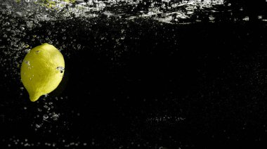 Suya düşen taze meyve. Diyet için etkili meyve veren organik meyve..