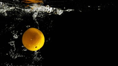 Suya düşen taze meyve. Diyet için etkili meyve veren organik meyve..