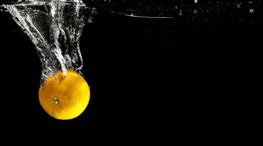 Suya düşen taze meyve. Diyet için etkili meyve veren organik meyve..