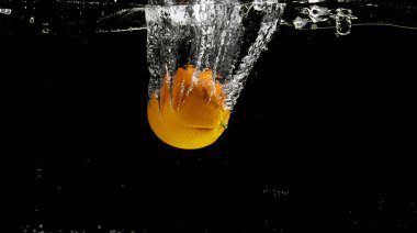 Suya düşen taze meyve. Diyet için etkili meyve veren organik meyve..