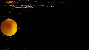 Suya düşen taze meyve. Diyet için etkili meyve veren organik meyve..