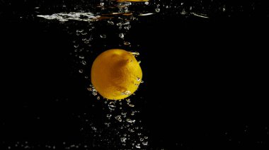 Suya düşen taze meyve. Diyet için etkili meyve veren organik meyve..