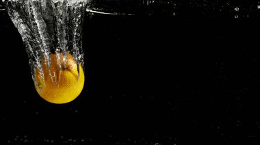 Suya düşen taze meyve. Diyet için etkili meyve veren organik meyve..