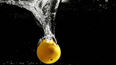 Suya düşen taze meyve. Diyet için etkili meyve veren organik meyve..