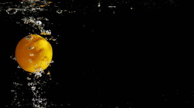 Suya düşen taze meyve. Diyet için etkili meyve veren organik meyve..