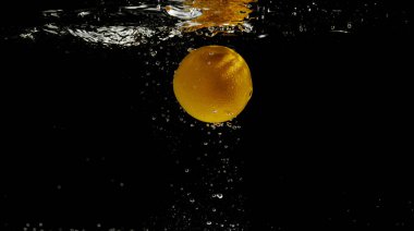 Suya düşen taze meyve. Diyet için etkili meyve veren organik meyve..