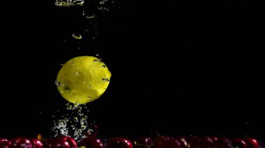 Suya düşen taze meyve. Diyet için etkili meyve veren organik meyve..