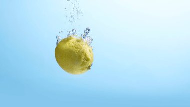 Suya düşen taze meyve. Diyet için etkili meyve veren organik meyve..