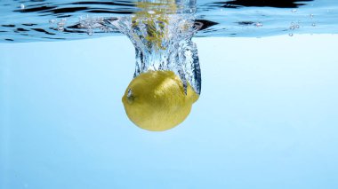 Suya düşen taze meyve. Diyet için etkili meyve veren organik meyve..