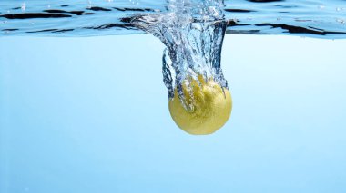 Suya düşen taze meyve. Diyet için etkili meyve veren organik meyve..