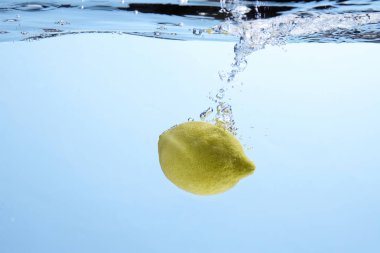 Suya düşen taze meyve. Diyet için etkili meyve veren organik meyve..