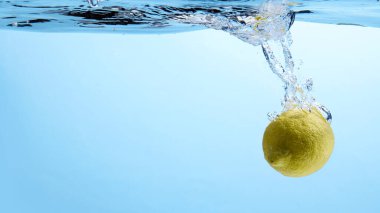 Suya düşen taze meyve. Diyet için etkili meyve veren organik meyve..