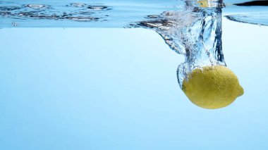 Suya düşen taze meyve. Diyet için etkili meyve veren organik meyve..