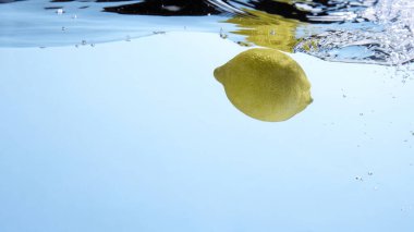 Suya düşen taze meyve. Diyet için etkili meyve veren organik meyve..