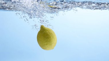 Suya düşen taze meyve. Diyet için etkili meyve veren organik meyve..