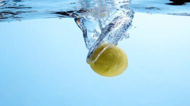 Suya düşen taze meyve. Diyet için etkili meyve veren organik meyve..