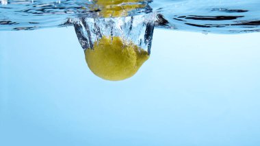 Suya düşen taze meyve. Diyet için etkili meyve veren organik meyve..