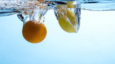 Suya düşen taze meyve. Diyet için etkili meyve veren organik meyve..