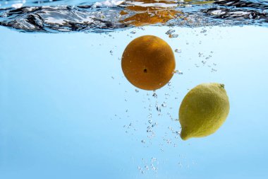 Suya düşen taze meyve. Diyet için etkili meyve veren organik meyve..