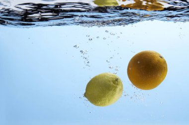 Suya düşen taze meyve. Diyet için etkili meyve veren organik meyve..