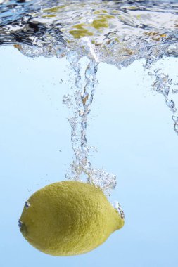 Suya düşen taze meyve. Diyet için etkili meyve veren organik meyve..