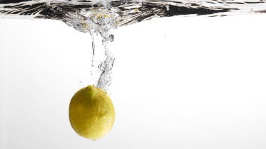 Suya düşen taze meyve. Diyet için etkili meyve veren organik meyve..